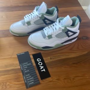 Women’s Jordan 4 Retro Sea Foam size 8